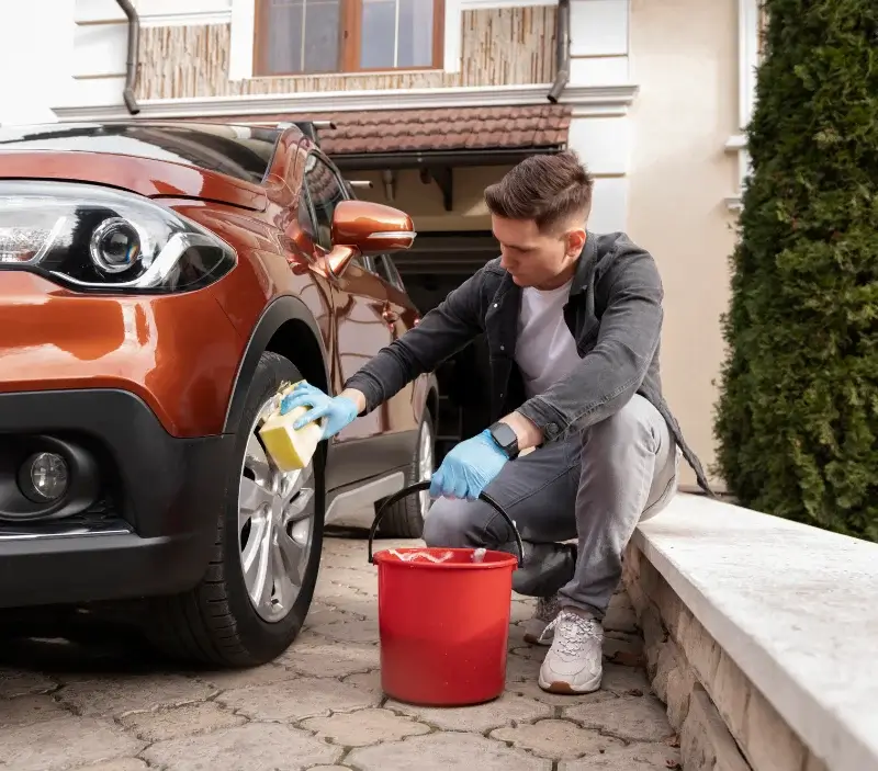 Lavage auto à domicile Leuilly-sous-Coucy : professionnel intervenant sur un véhicule